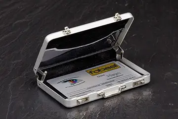 Visitenkarte aus Aluminium im Koffer