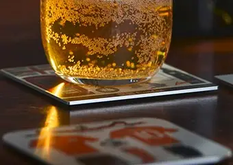 Untersetzer aus Aluminium mit Bierglas