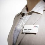 Namensschild aus Aluminium auf einem Kostüm